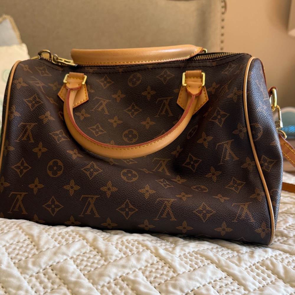 Louis Vuitton Speedy V30. Date Code: SP0169,  dust not included.  EUC!